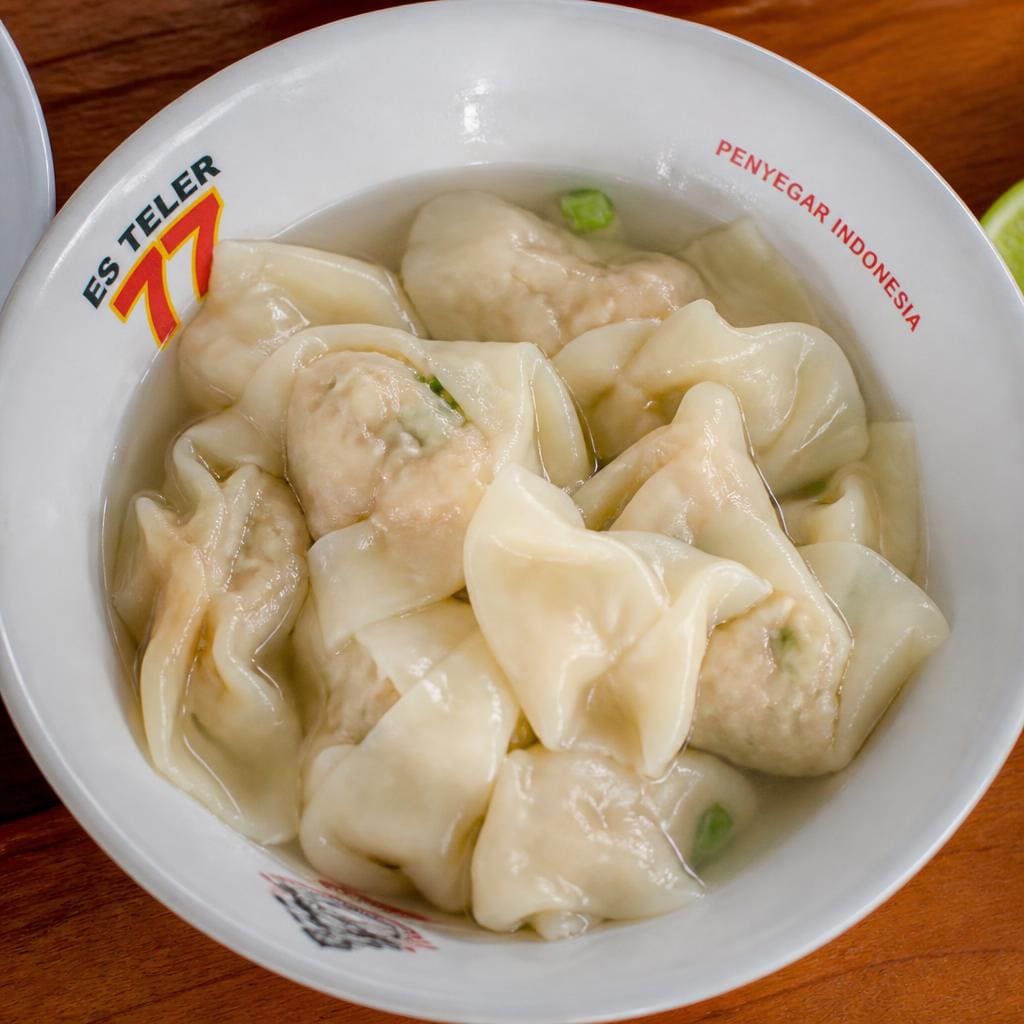 Pangsit Rebus Es Teler 77 isi ayam dengan kuah hangat
